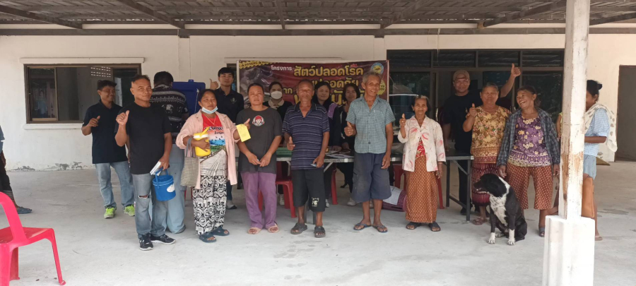 วันที่ 27 มีนาคม 2569 กองสาธารณสุขและสิ่งแวดล้อม เทศบาลตำบลห้วยทับทัน ออกรณรงค์ฉีดวัคซีนป้องกันโรคพิษสุนัขบ้าชุมชนในเขตเทศบาล ตามโครงการสัตว์ปลอดโรค คนปลอดภัย จากพิษสุนัขบ้า ในเขต ชุมชนหนองสิมใหญ่ และชุมชนฝั่งธน ประชาชนให้ความสนใจนำสุนัขและแมว