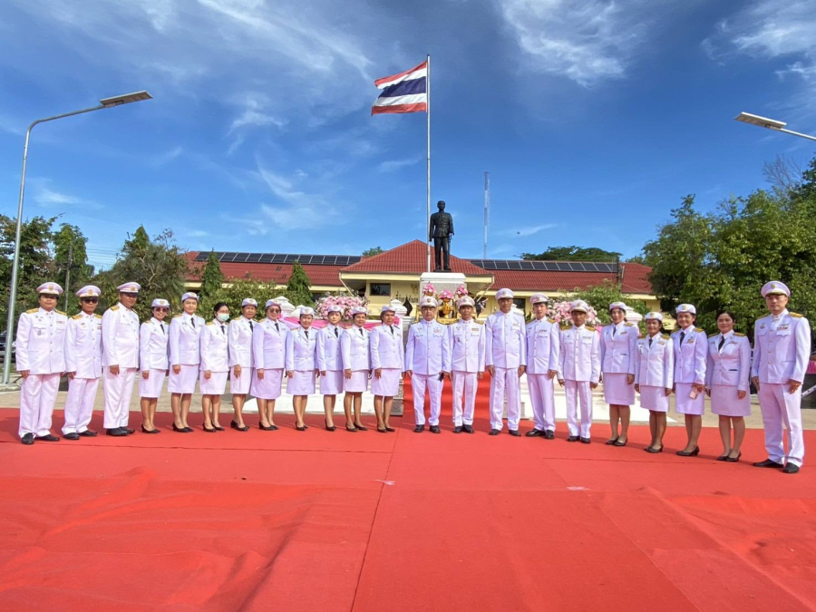 วันที่ 23 ตุลาคม 2568  นายชัยยันต์ เทพเกษตรกุล นายกเทศมนตรีตำบลห้วยทับทัน นำคณะผู้บริหาร สมาชิกสภาเทศบาล หัวหน้าส่วนราชการ พนักงานเทศบาล ลูกจ้าง และพนักงานจ้าง  ร่วมกิจกรรมน้อมรำลึกเนื่องในวันคล้ายวันสวรรคต พระบาทสมเด็จพระจุลจอมเกล้าเจ้าอยู่