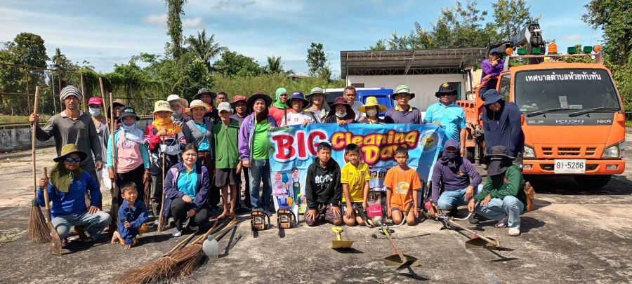 วันที่ 24 ตุลาคม 2568  เทศบาลตำบลห้วยทับทัน โดย นายชัยยันต์ เทพเกษตรกุล นายกเทศมนตรี นำทีมคณะผู้บริหาร สมาชิกสภาเทศบาล ข้าราชการ และพนักงานในสังกัด ร่วมกับประชาชนชุมชนหนองสิมน้อย ได้จัดกิจกรรม Big cleaning Day