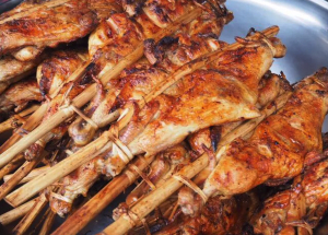 &quot;ไก่ย่างไม้มะดันห้วยทับทัน&quot; จังหวัดศรีสะเกษ เริ่มต้นที่สถานีรถไฟ ทำสืบทอดมาเกือบ 80 ปี